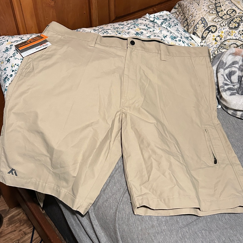 Men’s shorts new with tag
